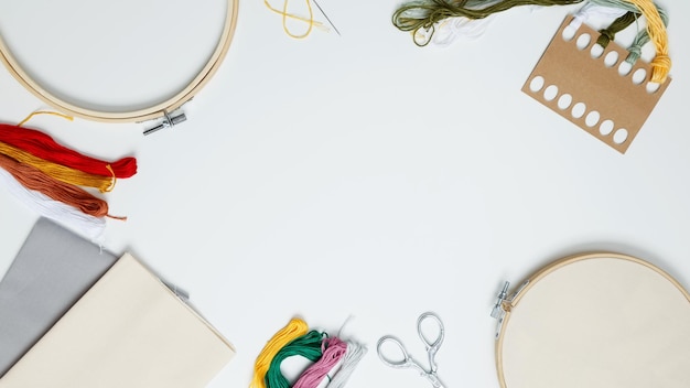 Stół z narzędziami do haftu