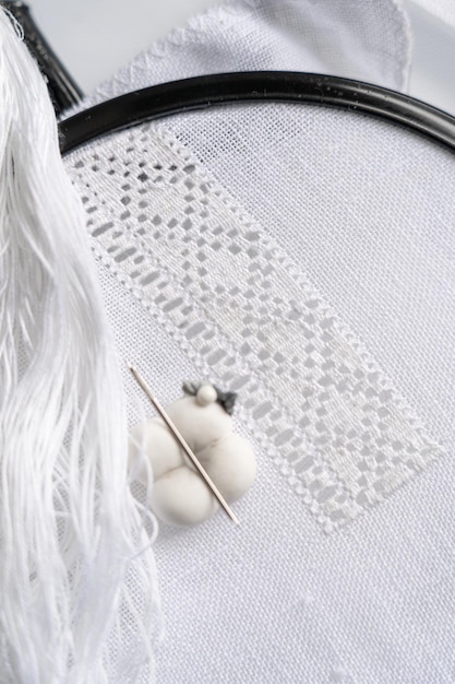 Ręka haftująca lnianą tkaninę